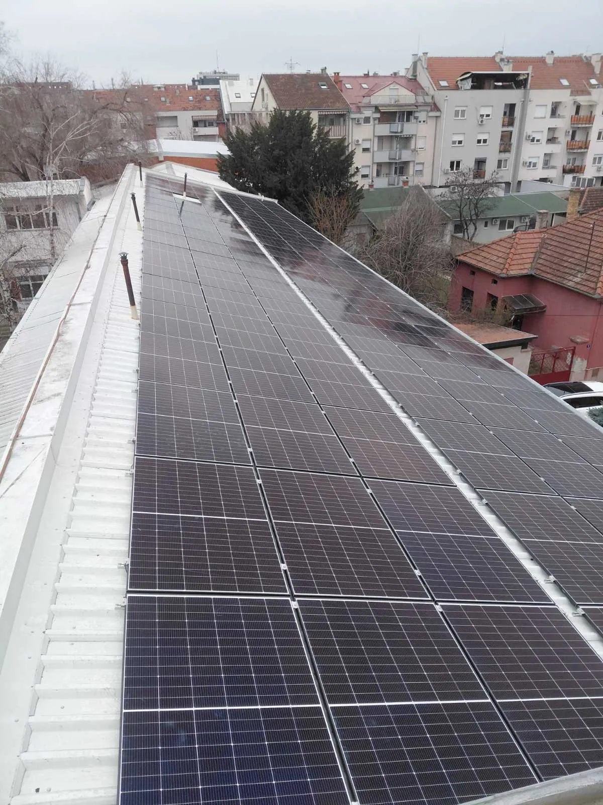Solarni paneli na ravnom krovu industrijskog objekta