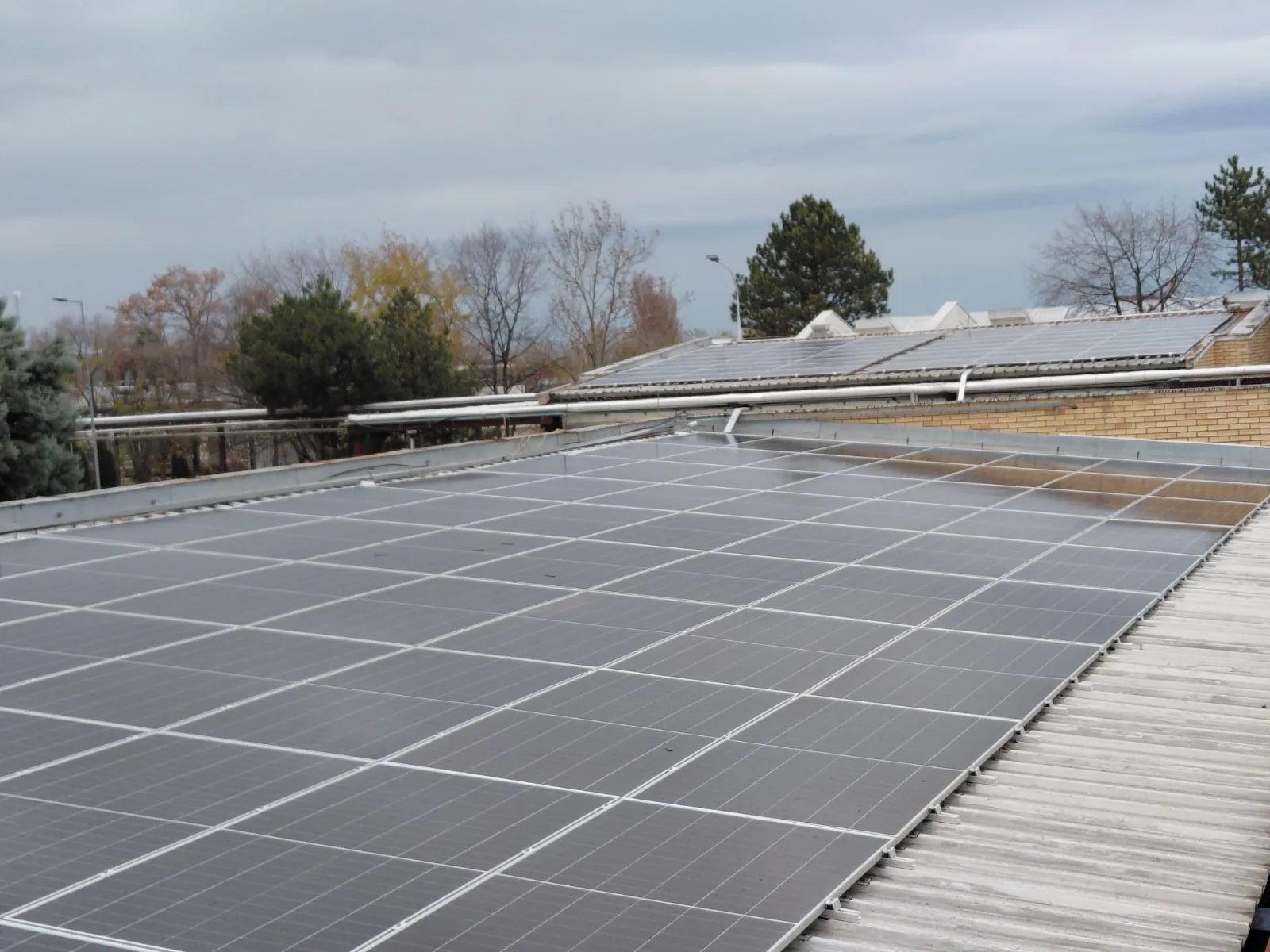 Solarni paneli na industrijskom krovu