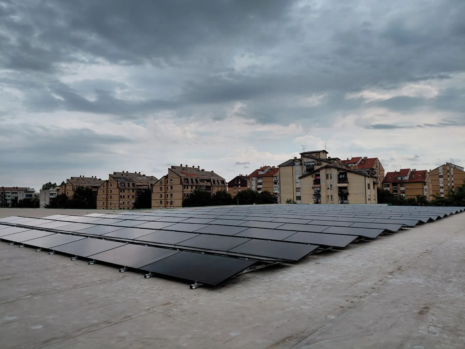 Velika solarna instalacija na ravnom krovu