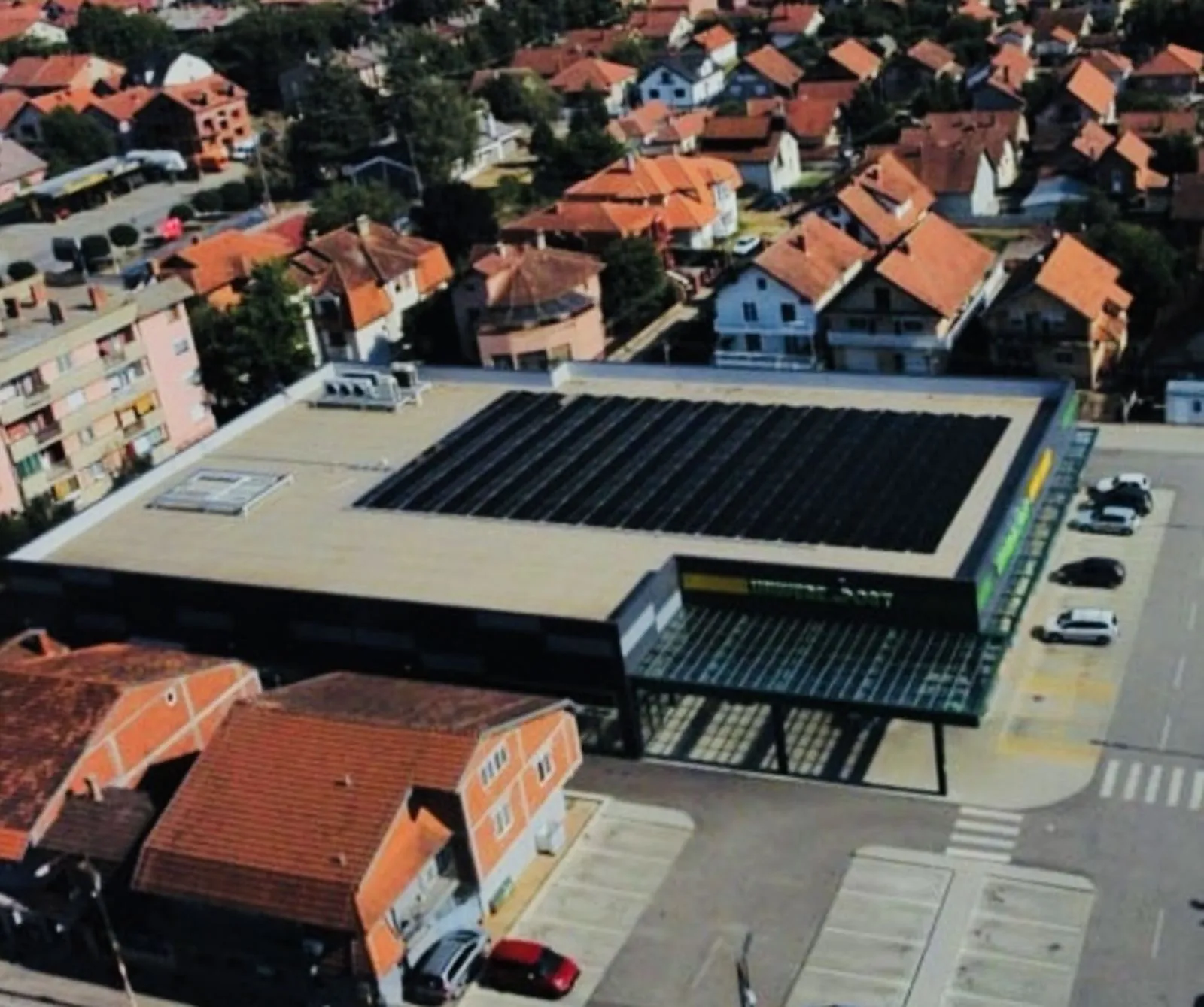 Solarna elektrana na krovu komercijalnog objekta – aerial snimak