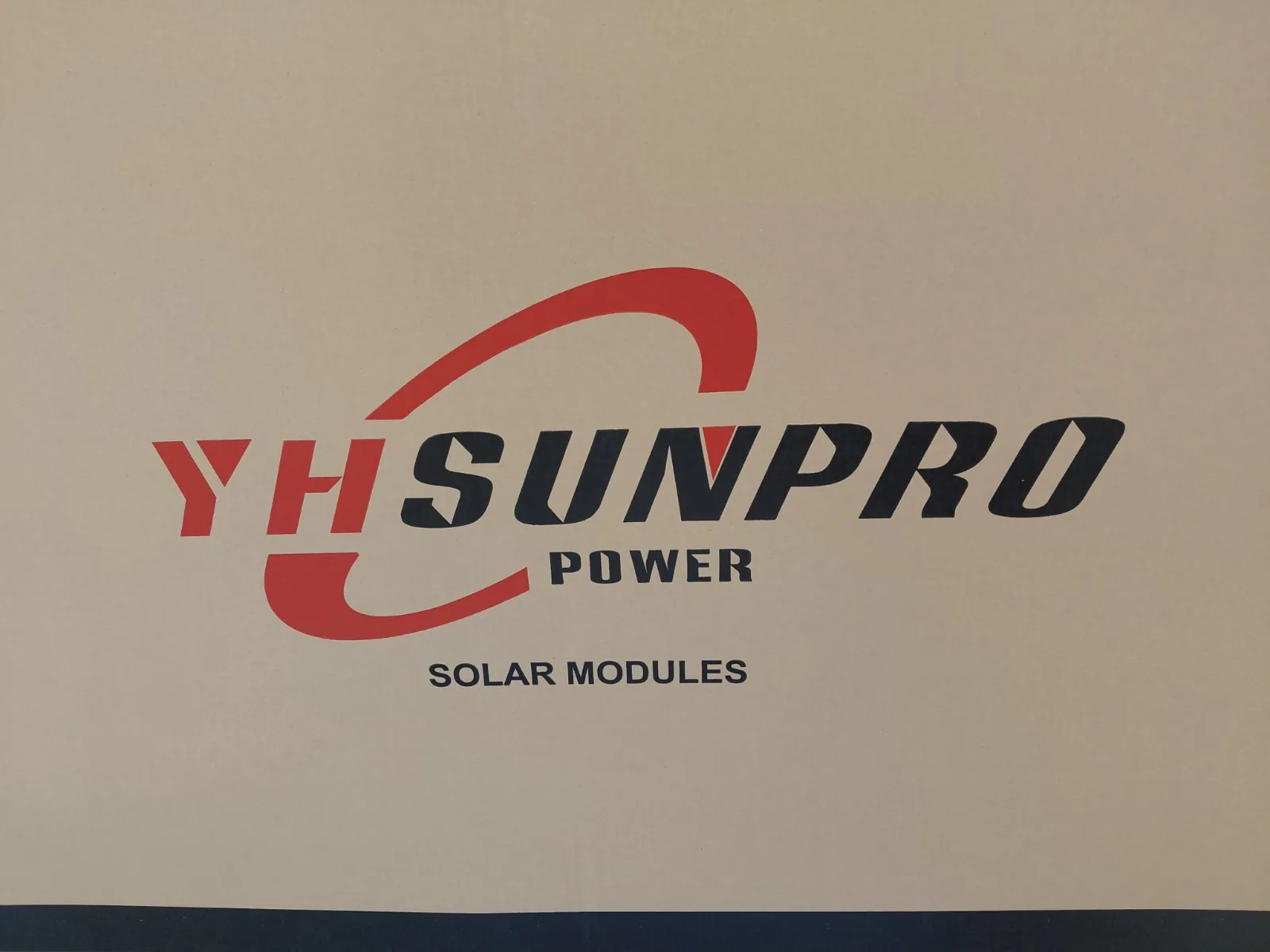 Solarni paneli na krovu porodične kuće od cigle