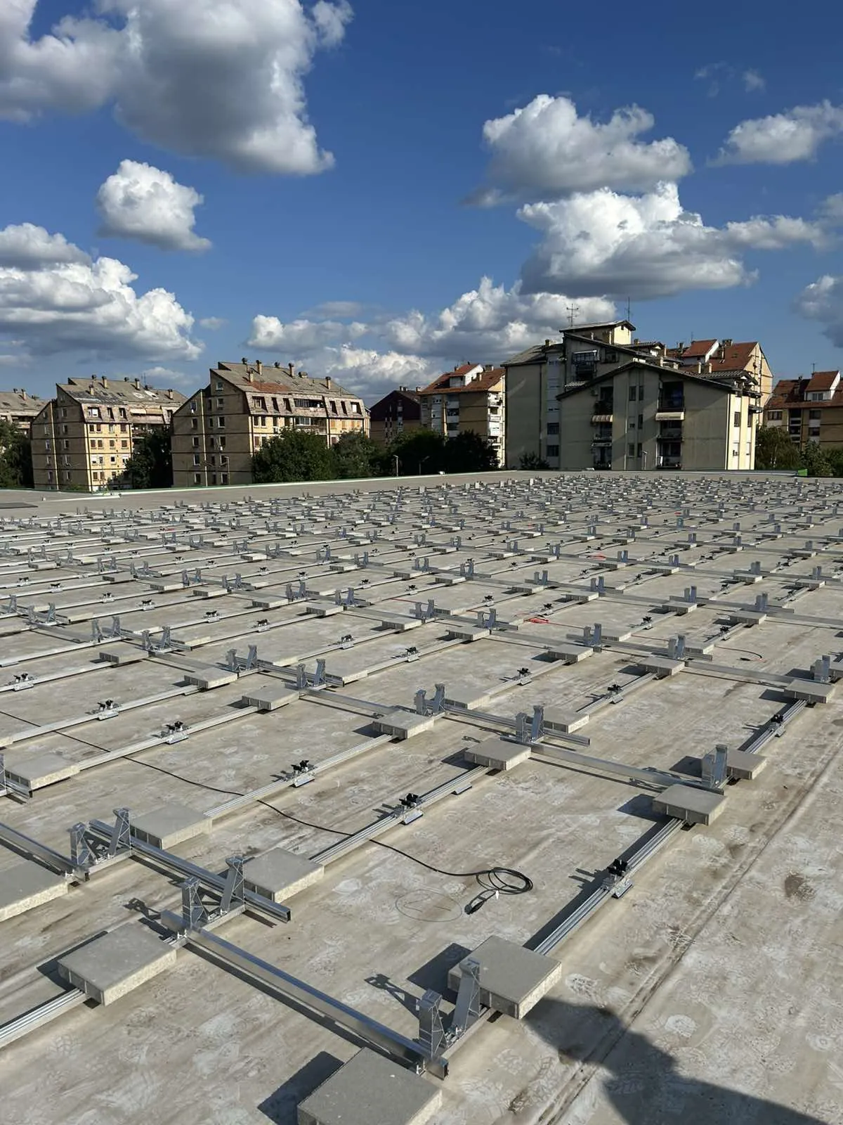 Solarna elektrana na krovu hale – pogled sa ulice