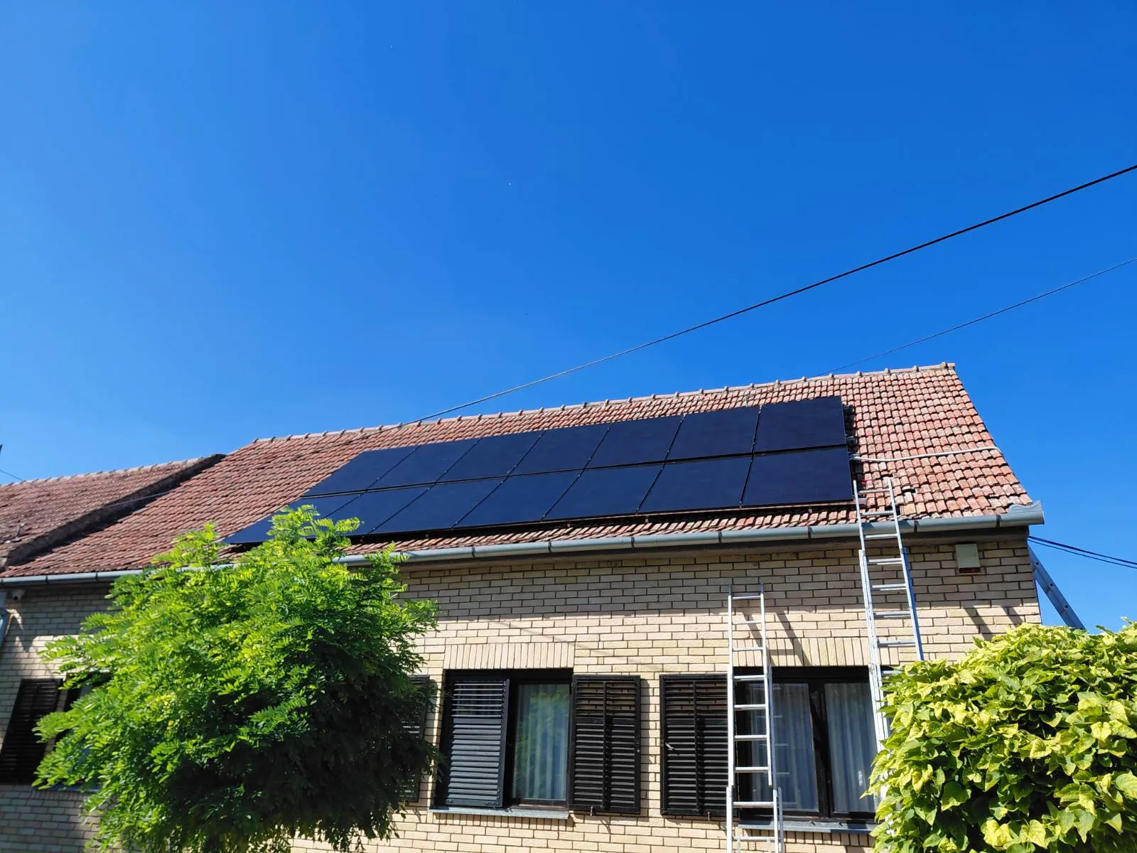 Solarni paneli na krovu stambene kuće u toku montaže